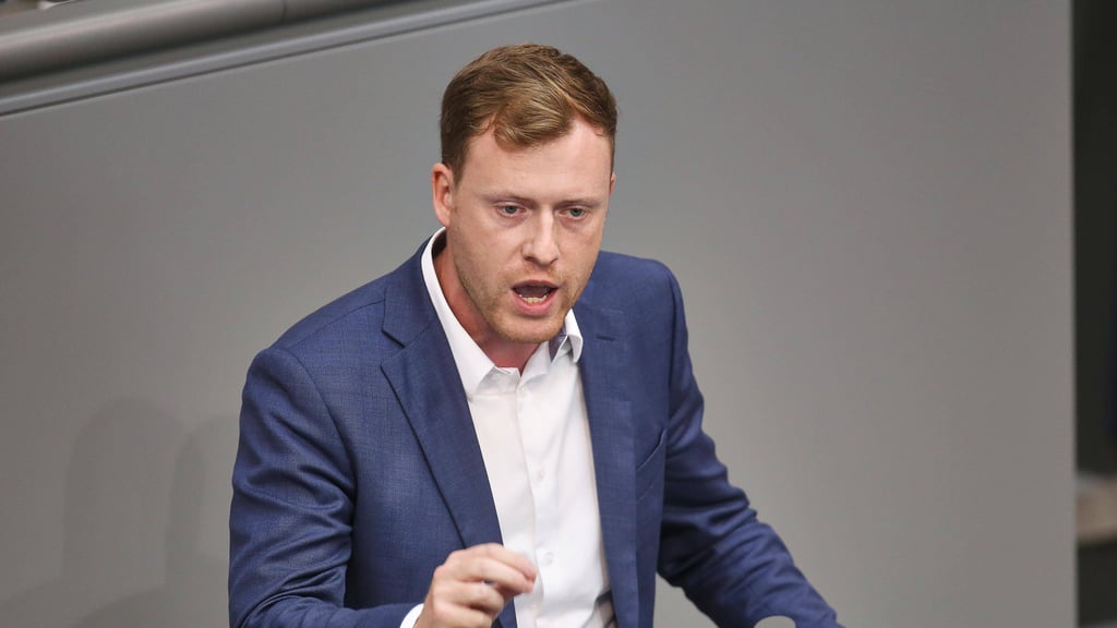 Der AfD-Bundestagsabgeordnete und Ex-Landes-Generalsekretär Jan Wenzel Schmidt erhebt schwere Vorwürfe gegen den Landesvorstand der AfD Sachsen-Anhalt. Es geht unter anderem um Fahrtkostenabrechnungen in eine Spielbank und aus Steuergeldern bezahlte Familienmitglieder.&nbsp;