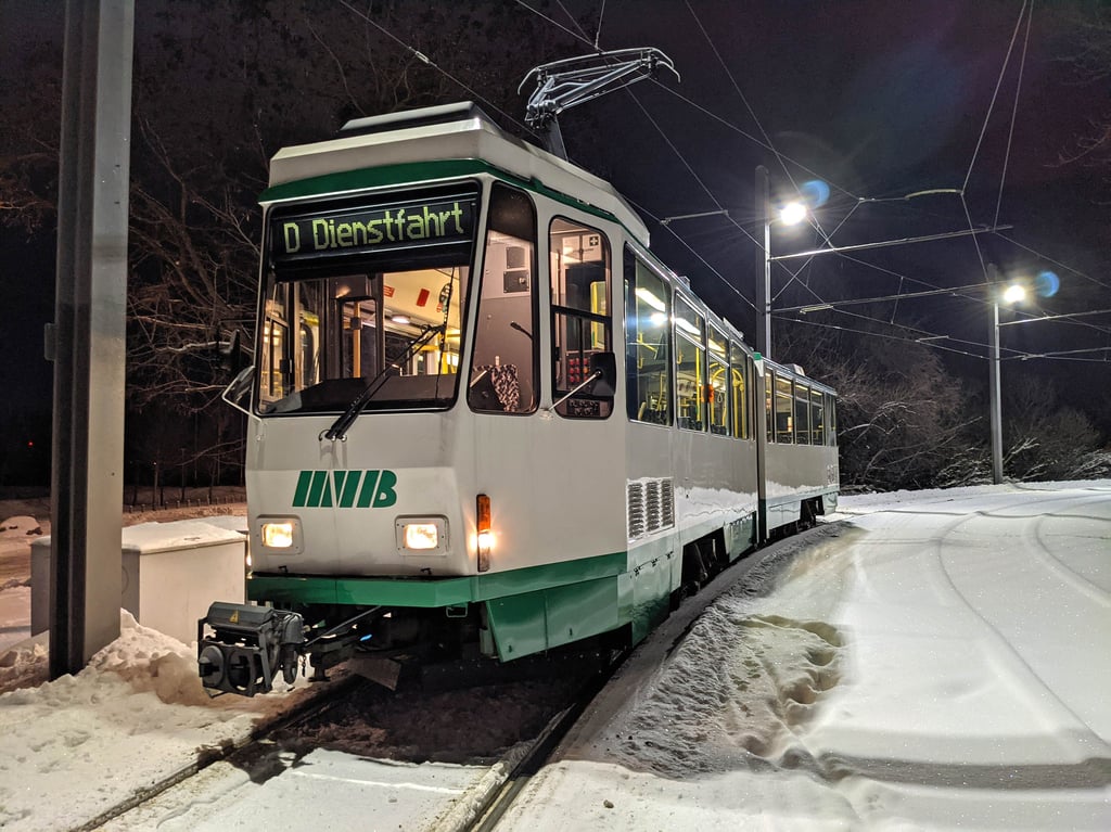 Berliner Tatra-Straßenbahn auf Magdeburger Straßenbahngleisen: Im Schneewinter 2021 waren sie der Trumpf der MVB.