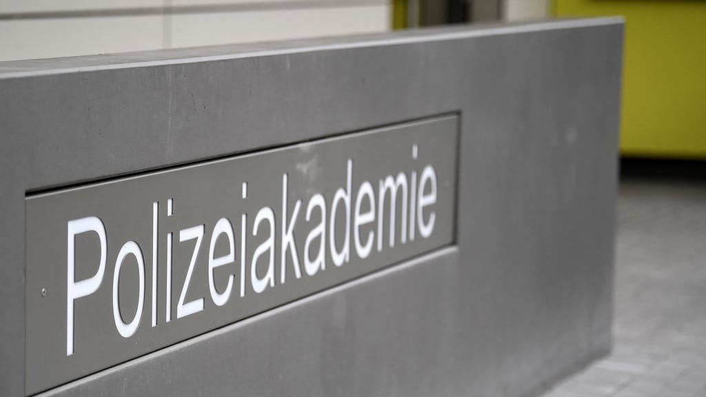 Mehrere Nachwuchskräfte und ein Schießtrainer werden vorsorglich wegen Unwohlseins im Krankenhaus untersucht. (Archivbild)