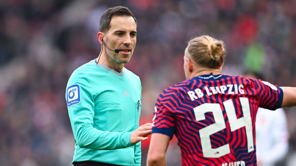 Benjamin Brand diskutiert mit Xaver Schlager.