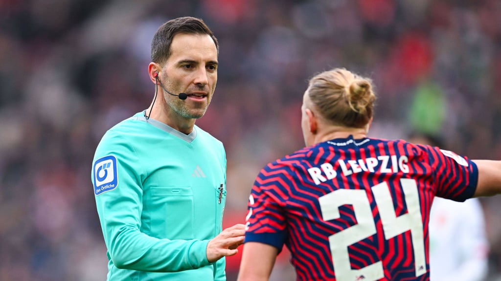 Benjamin Brand diskutiert mit Xaver Schlager.