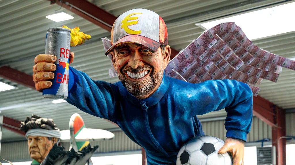 Ein bisschen Spaß muss sein: Geld verleiht Flügel? Jürgen Klopp auf einem Motivwagen beim Meenzer Karneval.