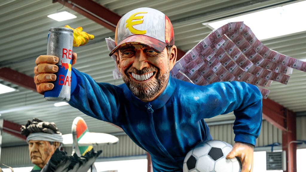 Ein bisschen Spaß muss sein: Geld verleiht Flügel? Jürgen Klopp auf einem Motivwagen beim Meenzer Karneval.