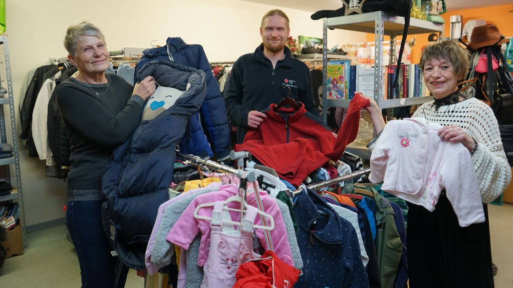 In der Wolmirstedter Kleiderkammer geben Gabriele Grieger, Andreas Werner und Kerstin Müller Kleidung aus.