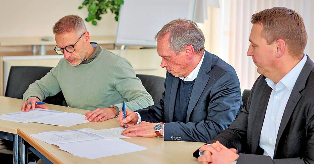 Lars Ziemann (l.), Christoph Hansel (M.) und Matthias Deus besiegeln eine intensivere Zusammenarbeit. 