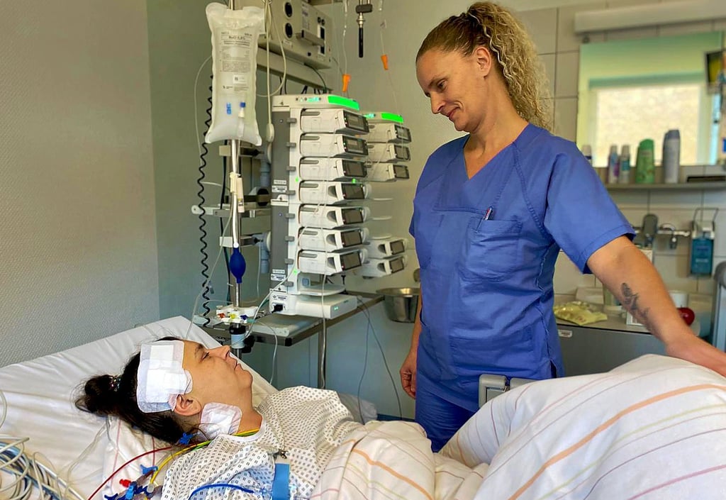 Nach einer Operation am Gehirn:  Patientin Annett Burkhardt ist dankbar auch über die Unterstützung von Stationsleiterin  Melanie Sparing. 