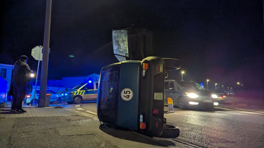 Am Donnerstag, 18. Dezember 2025, kippte ein Mopedauto nach einem Verkehrsunfall auf der B181 in Merseburg um.