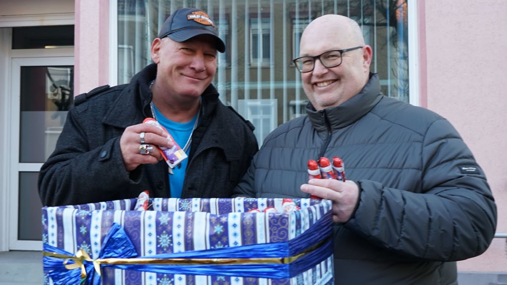 Mike Steffens bedankt sich bei den Bürgern mit Weihnachtsmännern und erlebt viele Gespräche.