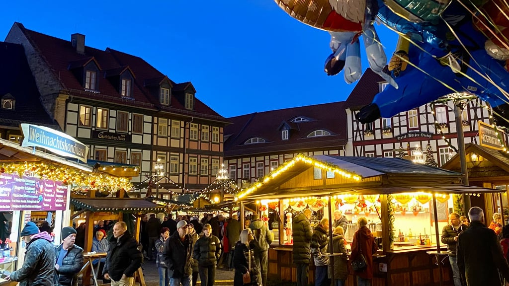 Noch lockt der Weihnachtsmarkt viele Touristen in Wernigerodes Hotels - doch auch nach dem 24. Dezember 2025 ist in der Harz-Stadt für festliches Ambiente gesorgt.