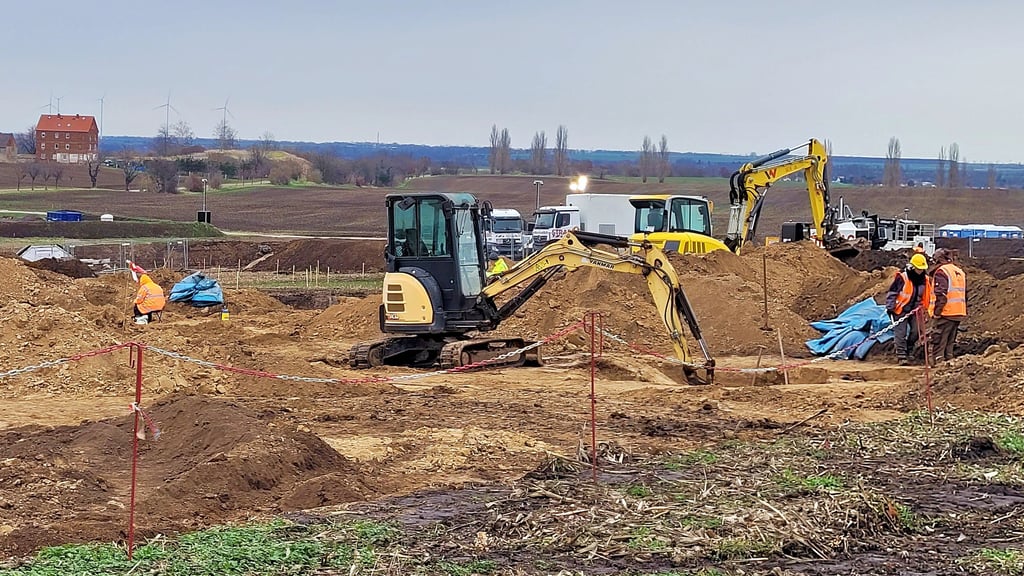 Neben den mutmaßlich  nicht ordentlich angekündigten archäologischen Ausgrabungen im Vordergrund ist auch der Strahler im Hintergrund ein Anlass für Verärgerung bei den Anwohnern.
