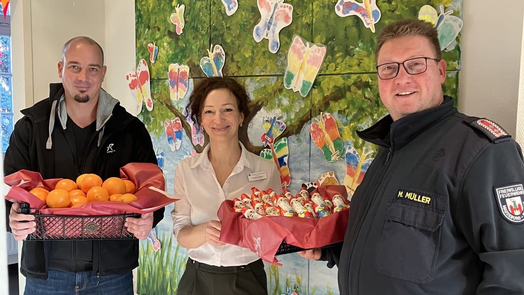 Beim Adventsmarkt im Steinzeitdorf Randau wurden übriggebliebene Lebensmittel an das Kinderhospiz in Magdeburg gespendet. Die Idee hatte Mirko Müller (r.) von der Freiwilligen Feuerwehr Randau, unterstützt von Marcus Reuter vom Förderverein. Die Spende nahm Franziska Höppner vom Kinderhospiz der Pfeifferschen Stiftungen entgegen.