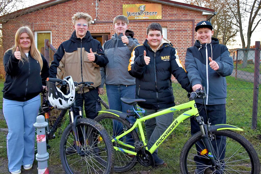Mia Kretschmer, Tom Poppe, Moritz Riedel, Jerome Klitzka und Jannes Labude (v.l.) sind fünf der sechs Mitglieder des neu gewählten Vorstandes des Jugendtreffs Zeitz Nord in Theißen. Zu ihnen gehört außerdem Larissa Hohbein.