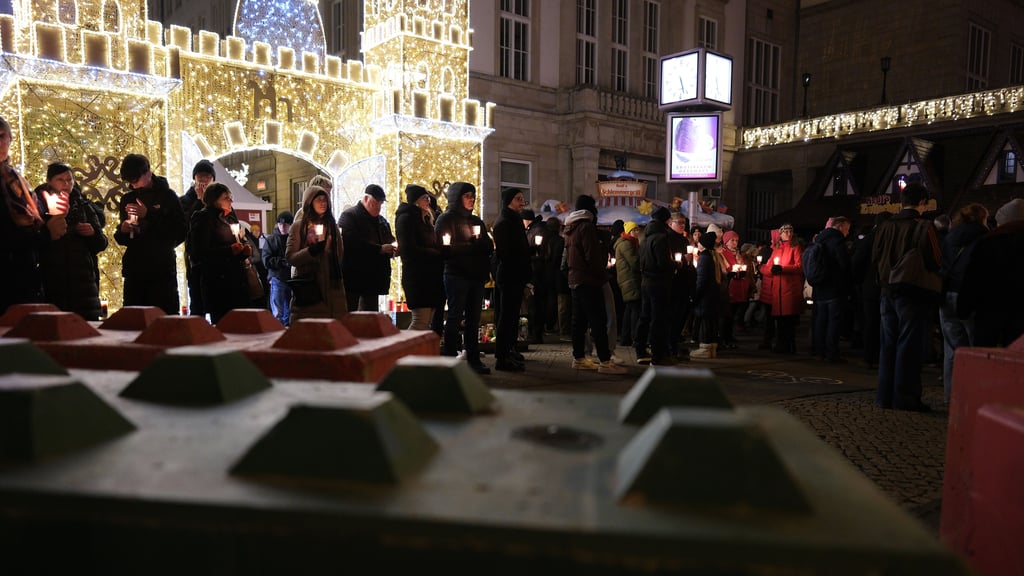 Nach dem Anschlag auf den Weihnachtsmarkt in Magdeburg gab es im vergangenen Jahr bereits eine Lichterkette im Gedenken an die Opfer und Betroffenen der Amokfahrt.