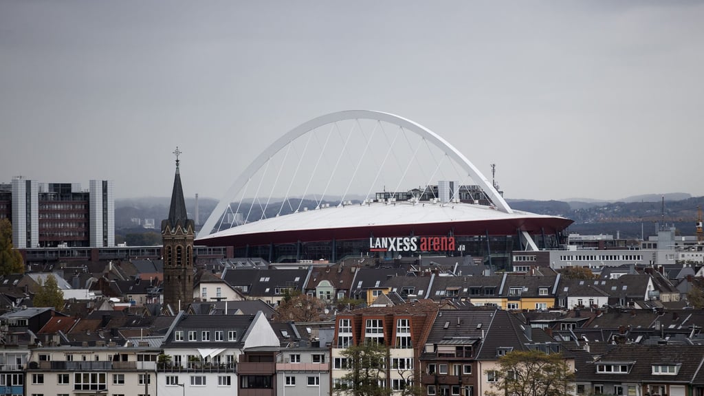 In der Lanxess Arena soll am Sonntag ein Zuschauerrekord in der Basketball-Bundesliga aufgestellt werden. (Archivfoto)