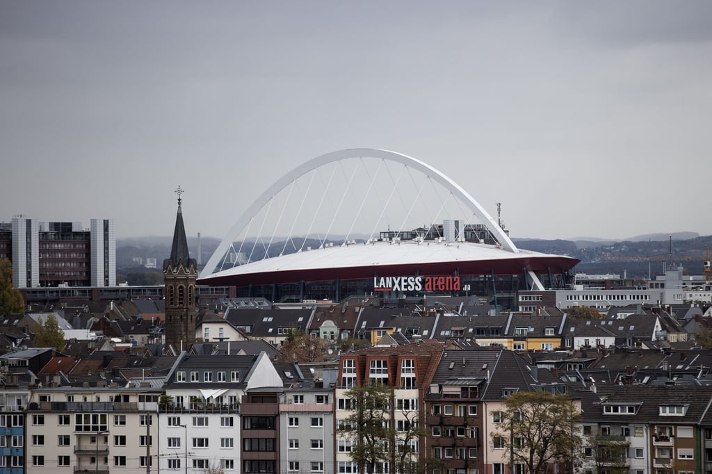 In der Lanxess Arena soll am Sonntag ein Zuschauerrekord in der Basketball-Bundesliga aufgestellt werden. (Archivfoto)