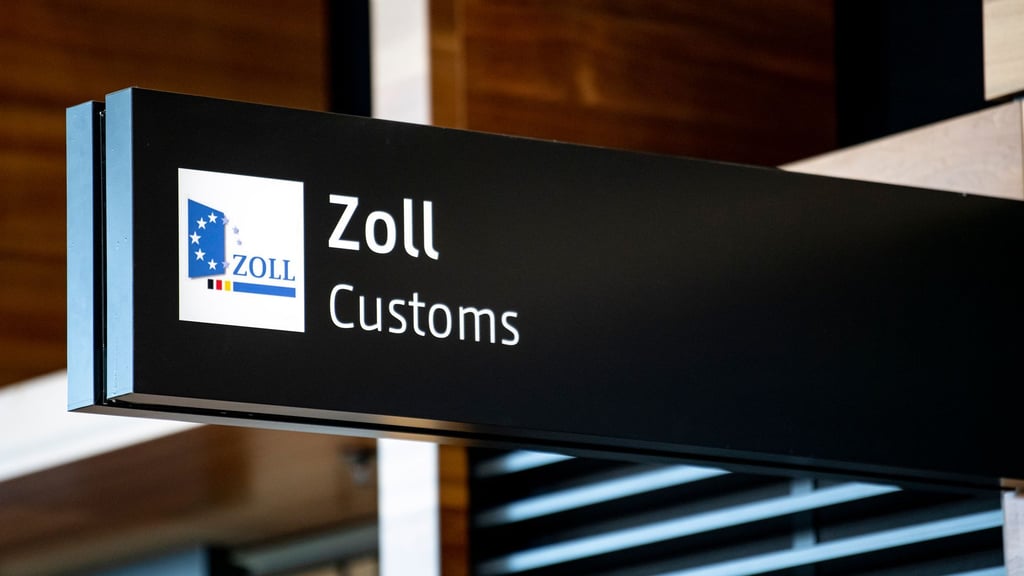 Die Frau wurde am BER vom Zoll erwischt. (Symbolbild)