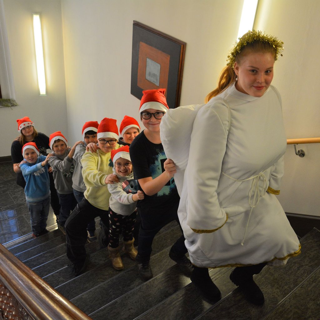 Weihnachtsengel Kayleigh Skrotzki führt die Kinder durch das Haldensleber Rathaus.