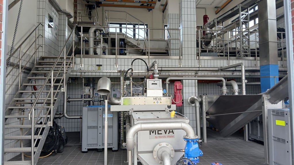 Blick ins Rechenhaus der Blankenburger Kläranlage. Dort war 2024 die Technik erneuert worden. Nun ist die Elektroanlage dran.