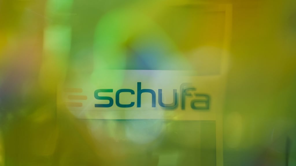 Zu spät gezahlt? Negative Schufa-Einträge bleiben auch nach Begleichung der Rechnung für eine Weile sichtbar.