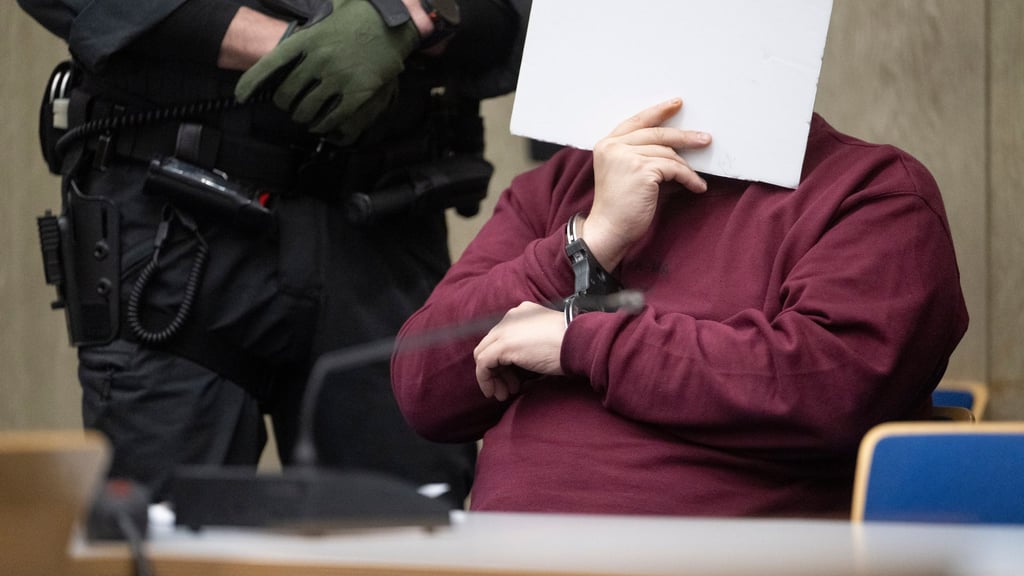 Bei der Fahrt Anfang März war der Angeklagte laut Staatsanwaltschaft gezielt auf Menschen zugefahren. Eine 83-jährige Frau und ein 54-jähriger Mann wurden getötet.