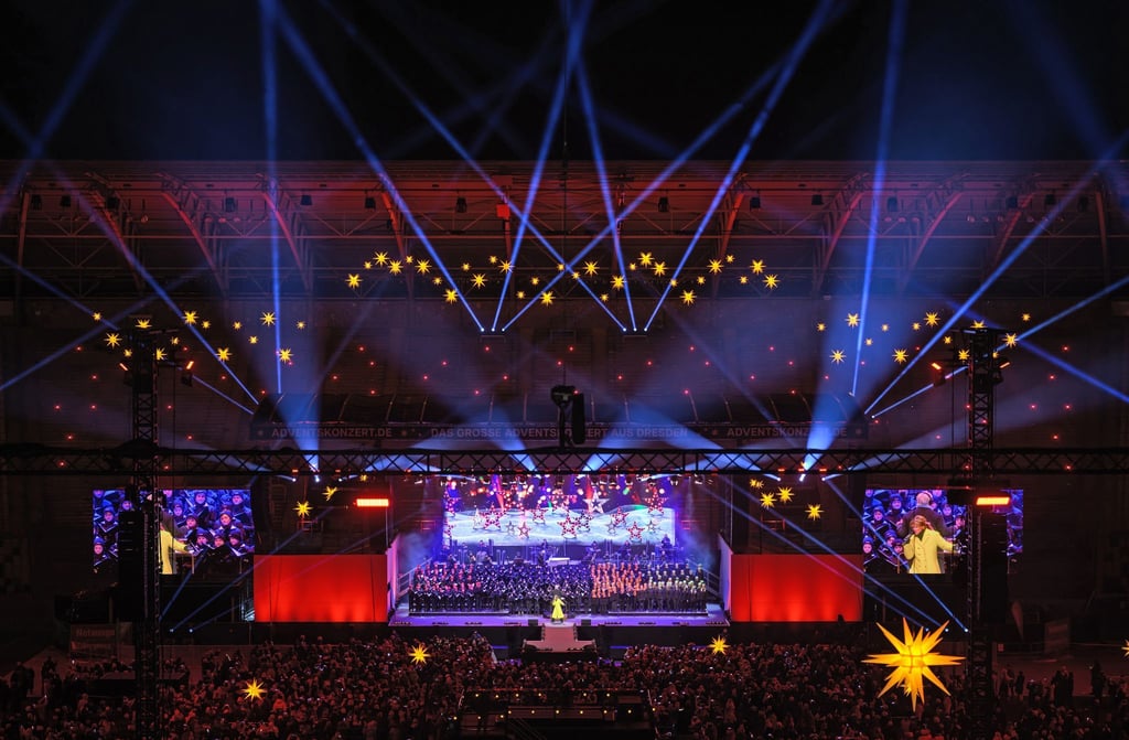 Mehrere Chöre und Solisten haben Tausende Zuschauer beim Adventskonzert im Dresdner Rudolf-Harbig-Stadion begeistert.