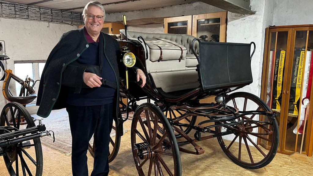 Paolo Fornara vor seiner Lieblingskutsche: einer Grosvenoir's Phaeton