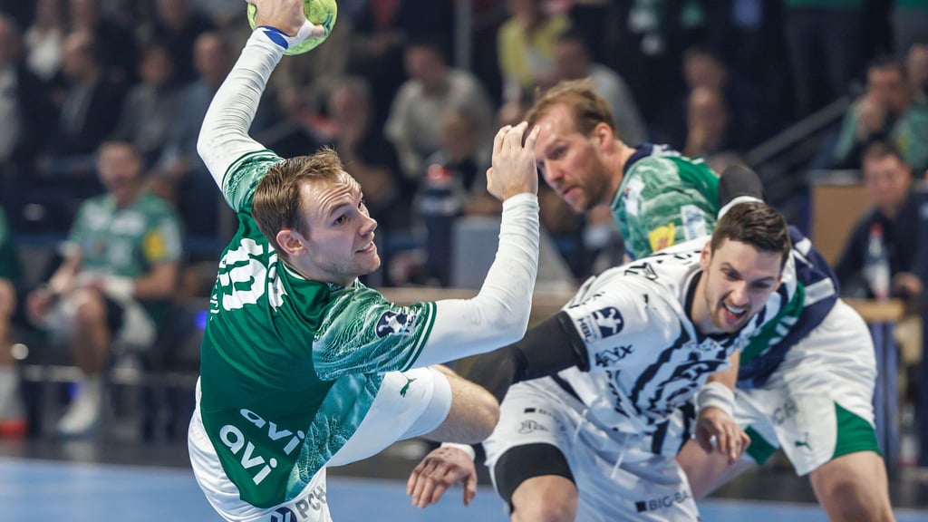 Welthandballer Mathias Gidsel kommt gegen Kiel akrobatisch zum Abschluss.