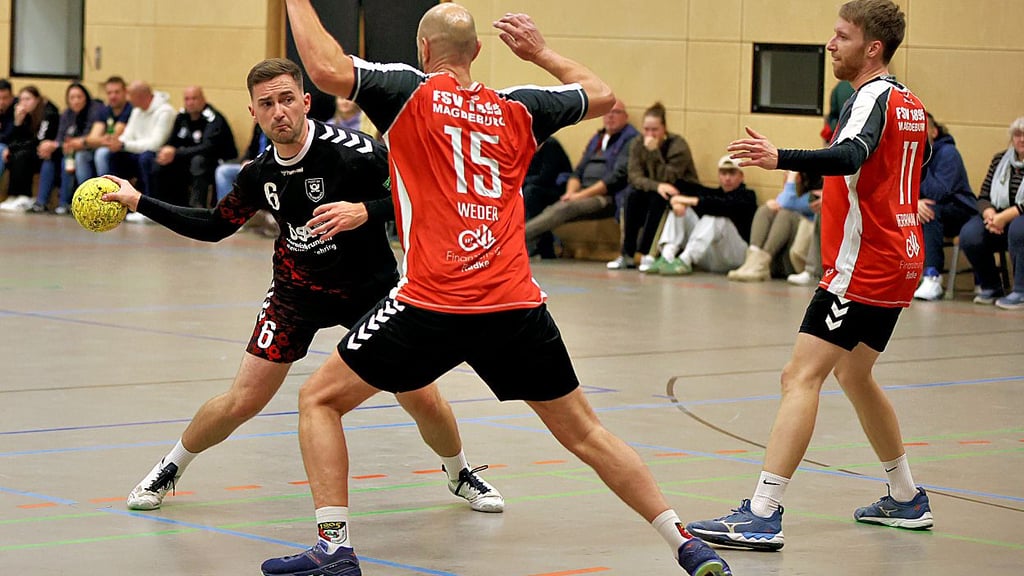 Während Henri Engemann (am Ball) und der Post SV zur Spitzengruppe gehören, geht es für den FSV 1895 um den Klassenerhalt in der Verbandsliga Nord. Bislang haben die Fermersleber erst einen Sieg eingefahren.