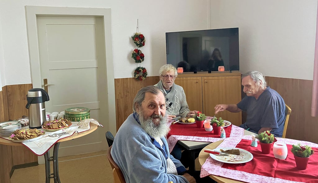 Die Bewohner des Rosenhofes verbringen das weihnachtliche Festessen für Wohnungslose gemeinsam.