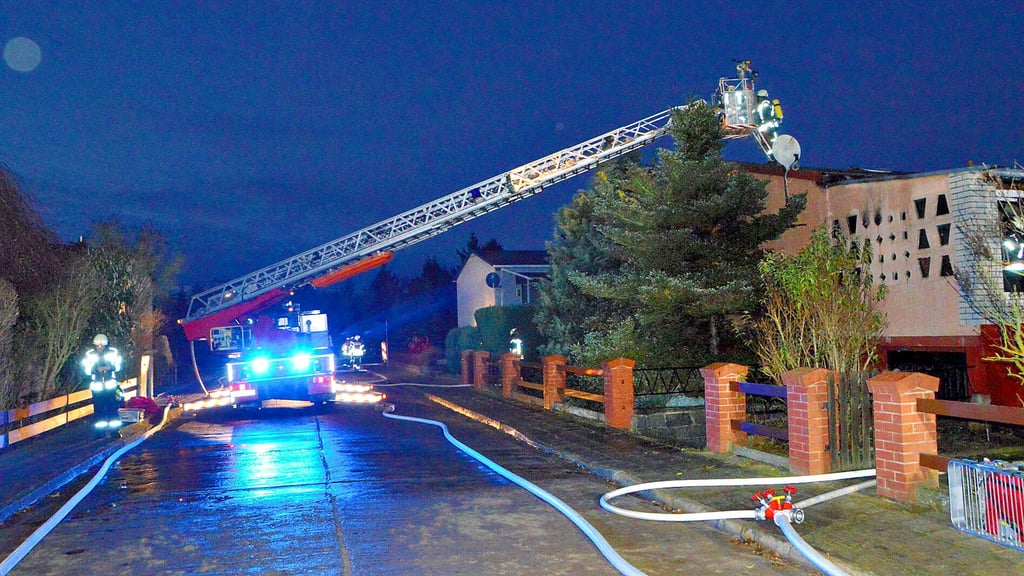 Um Zugang zum Dach zu bekommen, stand die Drehleiter  mitten auf der Straße der Jugend in Bismark.