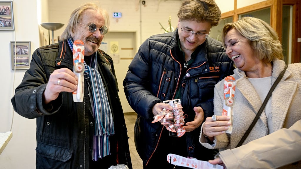 Musiker Frank Zander und sein Sohn Marcus sowie Petra Biernoth bei der Übergabe von gestifteten Zahnbürsten in der Notübernachtung der Berliner Kältehilfe der Caritas.