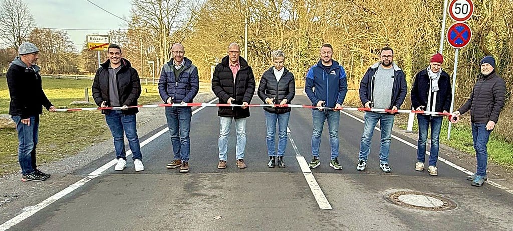 Mit dem Banddurchschnitt wurde die sanierte Kreisstraße 2049 zwischen Reuden und Siebenhausen freigegeben. 