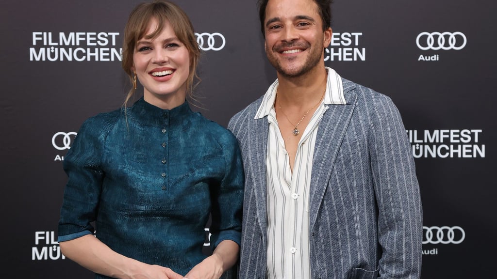 Auch für Alicia von Rittberg und Kostja Ullmann ist „Dinner for One“ eine Tradition. (Archivbild)