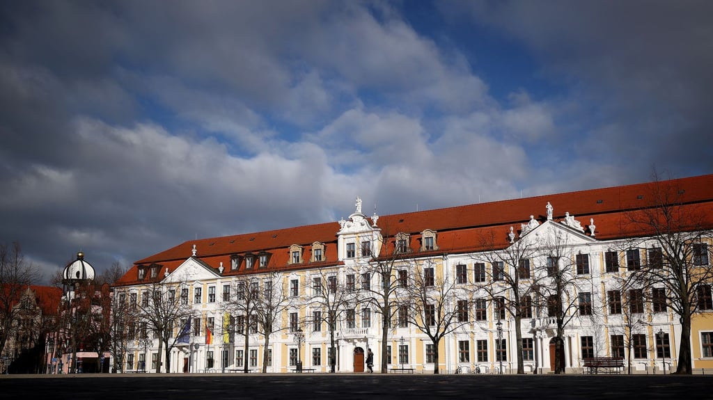Die Verwaltung des Landtags von Sachsen-Anhalt will möglichen Ungereimtheiten bei Fahrtkostenabrechnungen nachgehen. (Symbolbild)
