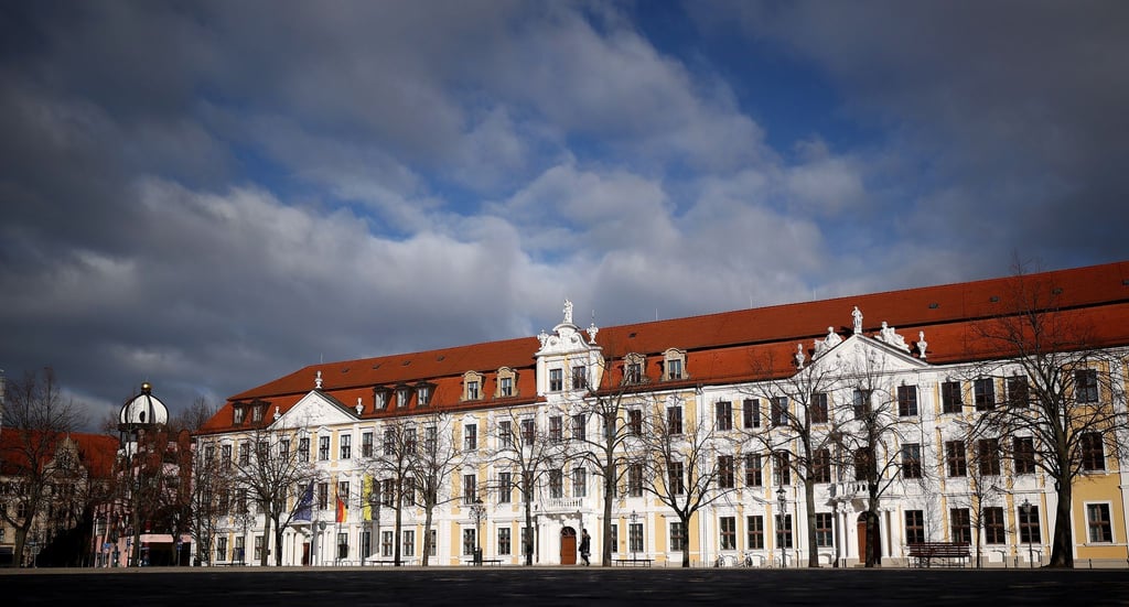 Die Verwaltung des Landtags von Sachsen-Anhalt will möglichen Ungereimtheiten bei Fahrtkostenabrechnungen nachgehen. (Symbolbild)