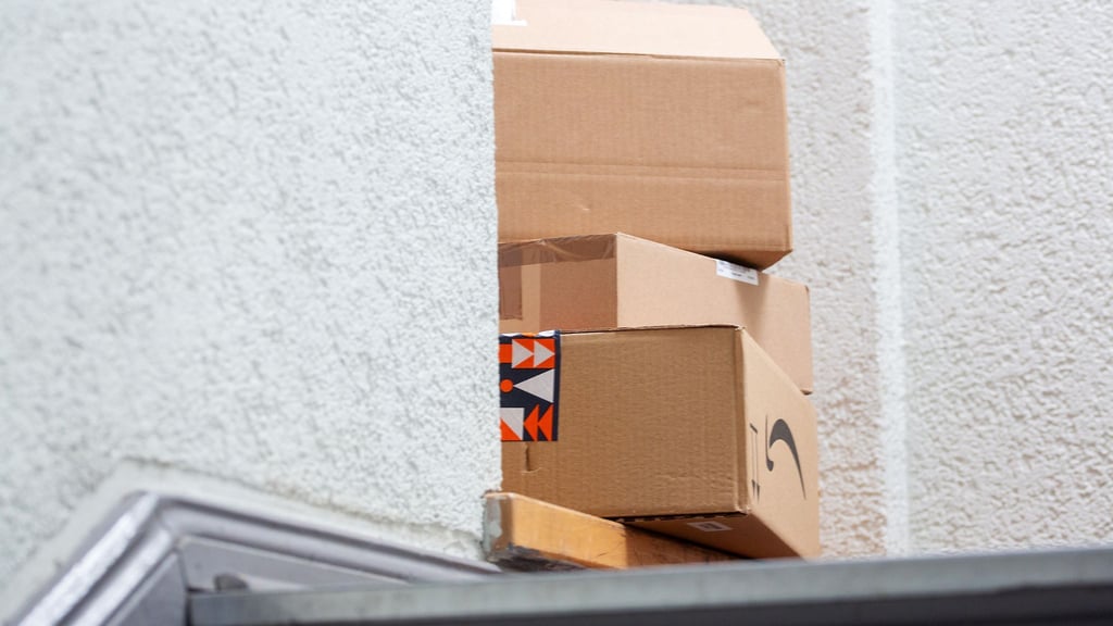 Zu Weihnachten werden wieder jede Menge Pakete geliefert. (Symbolbild)