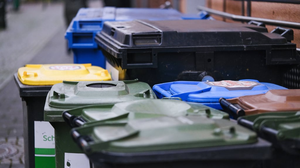 Die Abfallmenge pro Kopf ist in Sachsen-Anhalt zuletzt leicht gestiegen. Dabei füllen sich vor allem die Restmüll- und Biotonnen schneller.