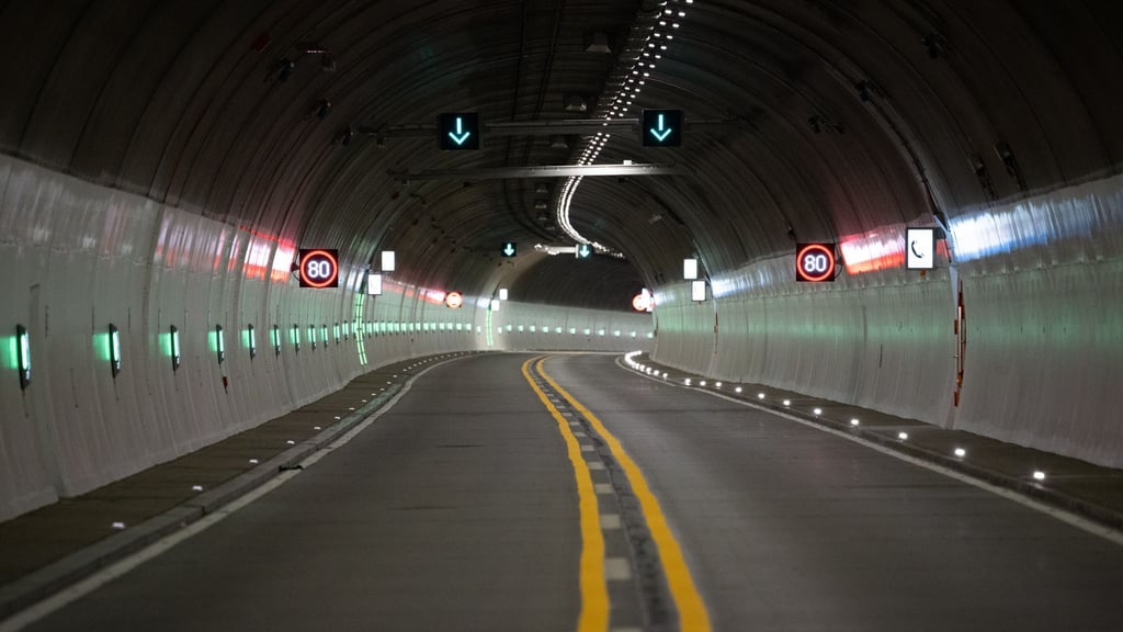 Die Südröhre des Tunnels Königshainer Berge ist nach zweijähriger Sanierungsphase wieder für den Verkehr freigegeben. (Archivbild)