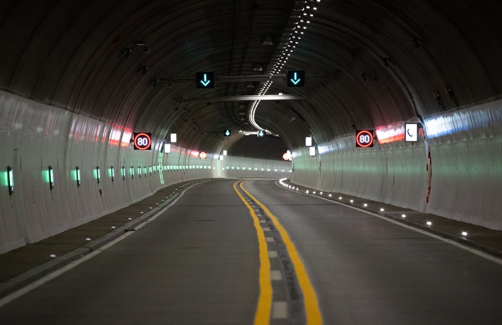 Die Südröhre des Tunnels Königshainer Berge ist nach zweijähriger Sanierungsphase wieder für den Verkehr freigegeben. (Archivbild)