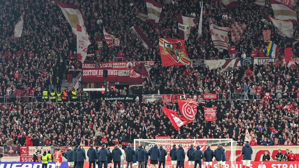 Mainzer Spieler lassen sich von der Fankurve für das 2:0 feiern