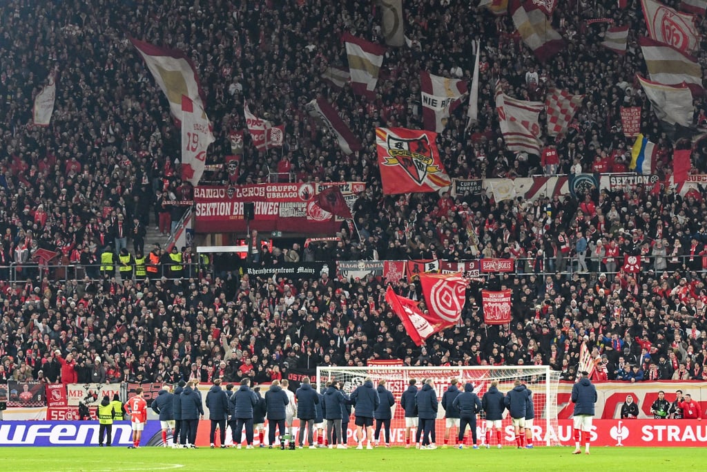 Mainzer Spieler lassen sich von der Fankurve für das 2:0 feiern