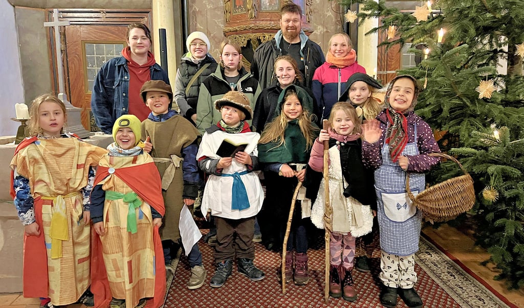 In Kamern wirken schon viele Jahre die meisten Darsteller beim Krippenspiel am Heiligen Abend mit. Gemeindepädagoge Andreas Gierke (hinten, 2. von rechts) wird hierbei von Clara Leue (hinten links)  und Tochter Anna  (nicht im Bild) unterstützt. 