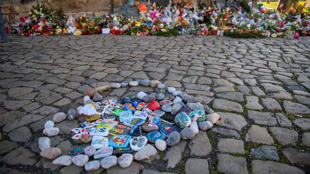 In den Tagen nach dem Anschlag auf den Magdeburger Weihnachtsmarkt wurde die Johanniskirche zum Ort der Trauer und des Gedenkens in der Stadt. Auch am Jahrestag spielt das Gotteshaus eine zentrale Rolle.&nbsp;