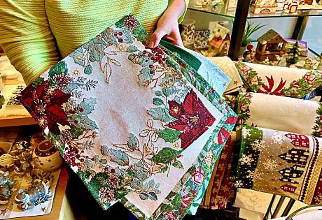 Weihnachtliche Tischsets gibt es  bei Enzmanns für fünf Euro. 