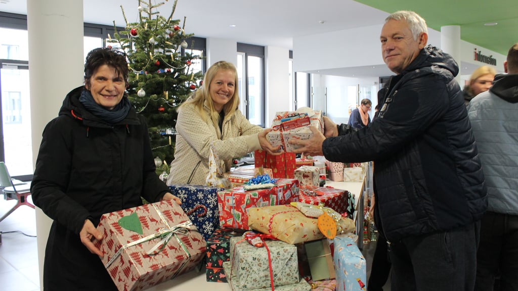Ines Busch (l.), Steffi und Klaus Hering freuen sich für die Kinder und Jugendlichen, die in dem Kinderdorfhaus „Am Spring“ leben.