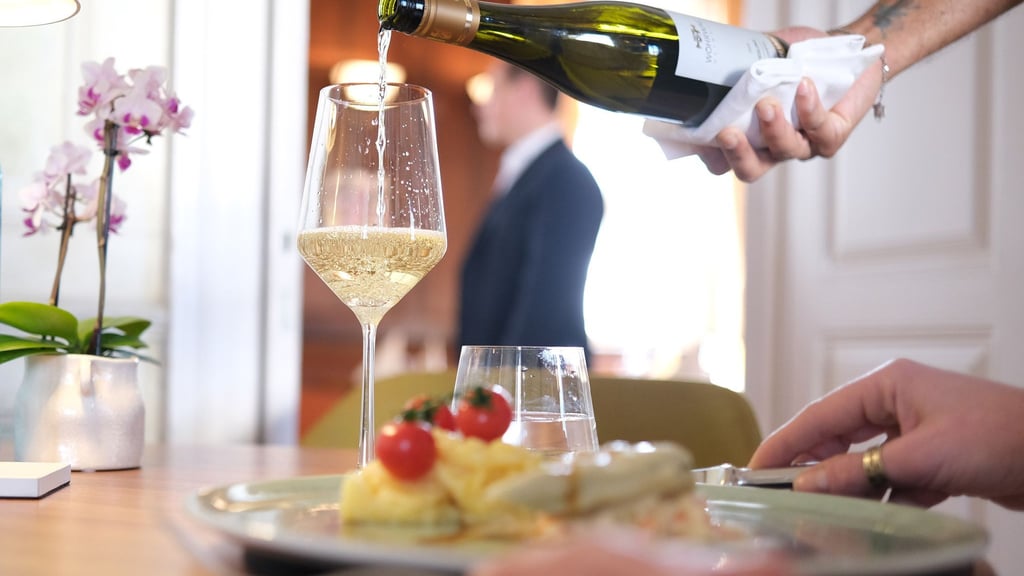 Ab Januar wird weniger Steuer beim Restaurantbesuch fällig. Flächendeckende Preissenkungen für Kunden wird es der Branche zufolge aber nicht geben. (Symbolbild)