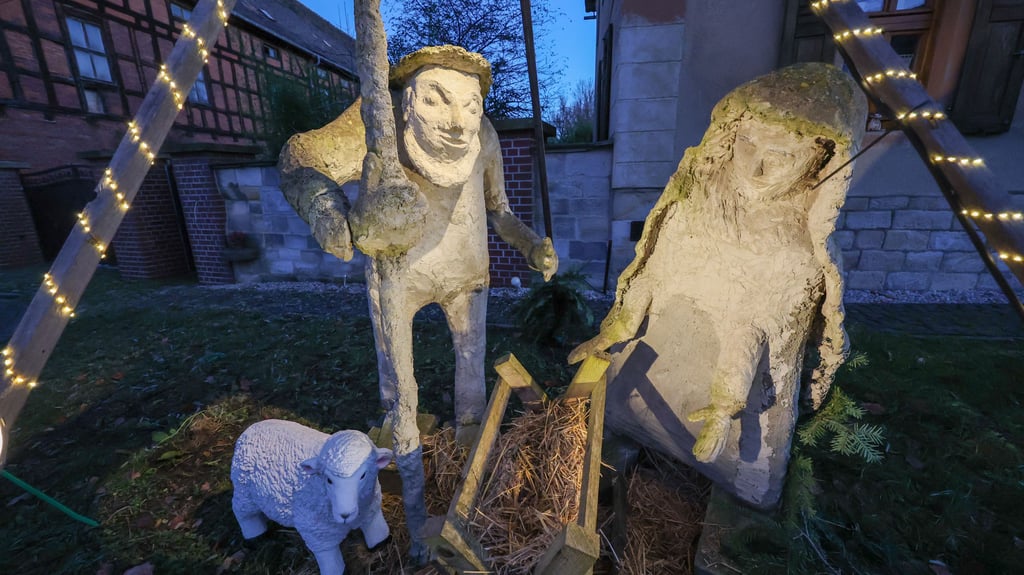Familie Kraus aus Unternessa zeigt in der Adventszeit ihre selbstgemachte Krippenfiguren aus Beton.