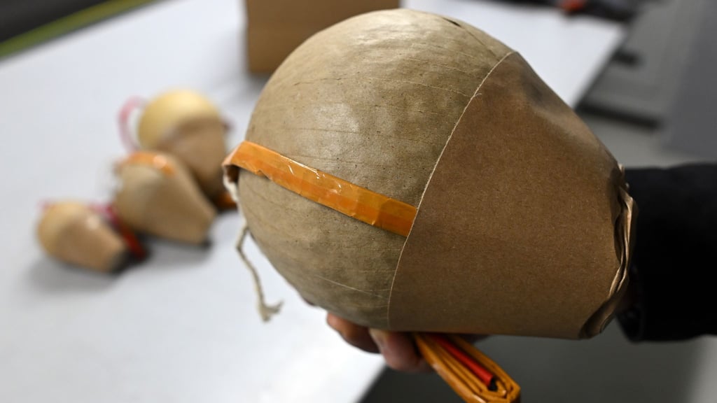 Durch den unsachgemäßen Gebrauch von Profi-Feuerwerk, wie etwa Kugelbomben, kommt es an Silvester immer wieder zu schweren Unfällen. (Archivbild)