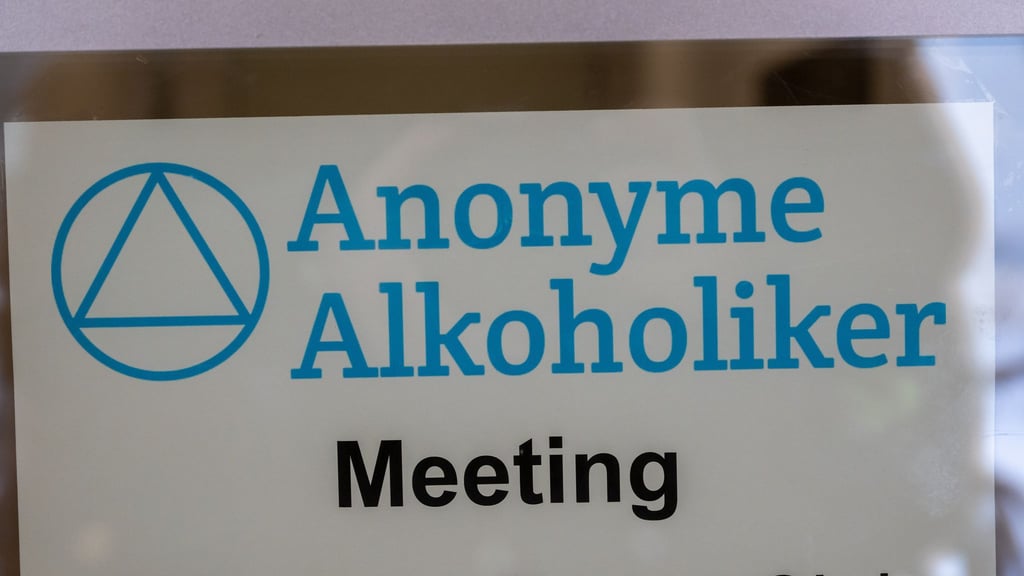 Die Anonymen Alkoholiker wollen auch an den Feiertagen eine Anlaufstelle für Hilfesuchende sein. (Illustration)