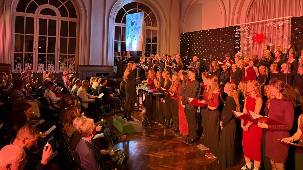 Begeisternde Stimmung beim Finale beim Weihnachtskonzert vom Roland-Gymnasium in Burg.